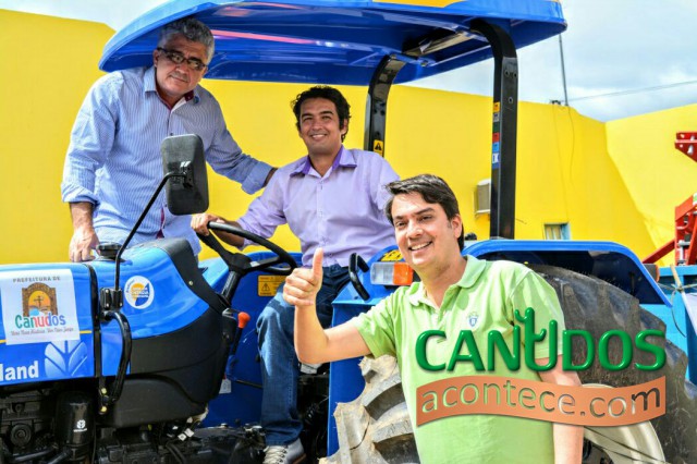 Pedro Tavares entrega trator agrícola em Canudos